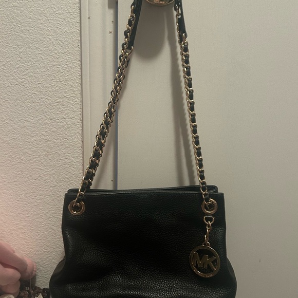 Black Michael kors crossbody shoulder purse with gold chain - Picture 2 of 10
